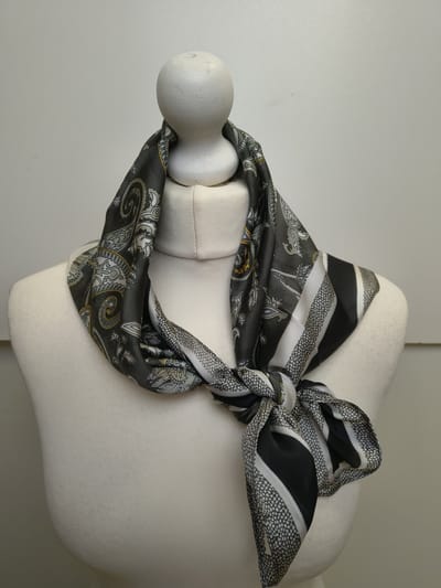 Vierkante dames sjaal Jenna-paisleymotief-zwart wit grijs geel-70x70-neksjaal-halssjaal