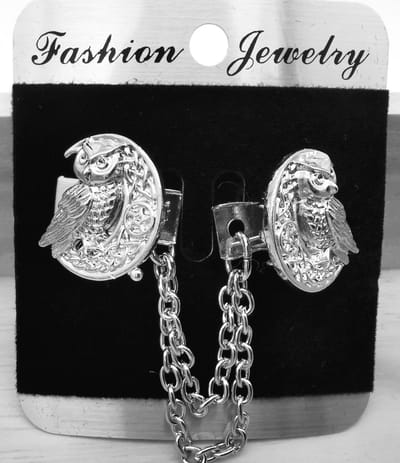 Vestsluiting - clip met dubbel ketting – 3d - Uil op halve maan - voor - vest - sjaal - omslagdoek in kleur zilver.