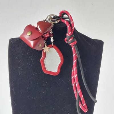 Tasbedel - Tassieraden - Tashanger - Trendy Tas bedel - Tas accessoire - bordeaux/zwart - spiegeltje - hartje - tasje