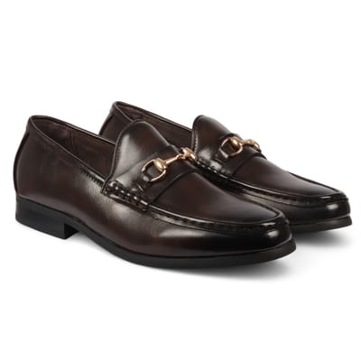 Bruine loafers voor heren met gouden gesp en handige instappers