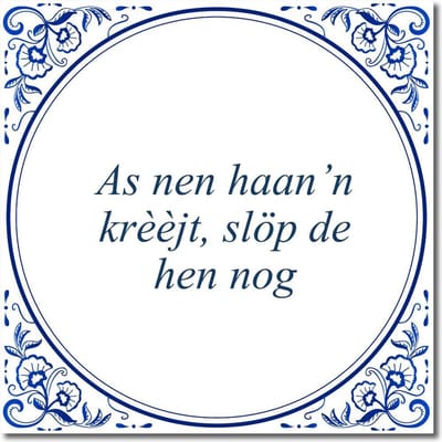 Tegeltje met hangertje - As nen haan’n krèèjt, slöp de hen nog