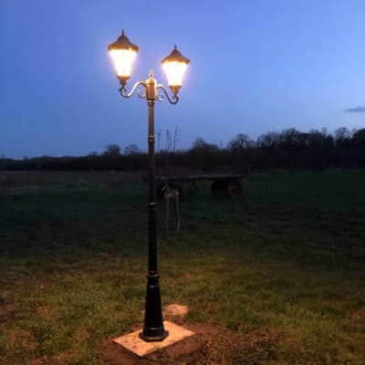 Solar tuinverlichting lantaarnpaal 'Sheffield' - 2-lichts - 235 cm - Met schemersensor - 400 lumen - IP44 - Buitenlamp op zonne-energie