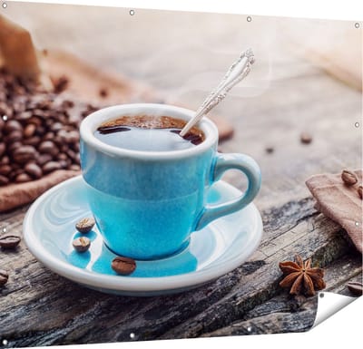 Gards Tuinposter Blauw Kopje Koffie met Koffiebonen - 150x120 cm - Tuindoek - Tuindecoratie - Wanddecoratie buiten - Tuinschilderij