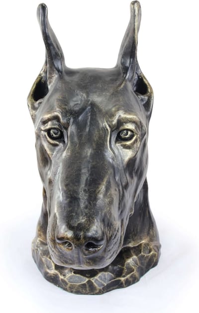 Urn voor hondenas en tuinbeeld van Dobermann - kunst voor dierenliefhebbers
