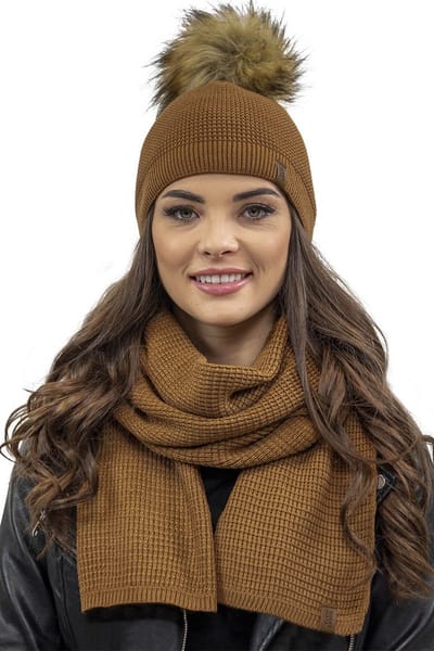 Vivisence Dames Winter Muts En Sjaal Set - Zachte Acrylgaren Antistatische Muts Met Imitatiebont Pompom Perfecte Pasvorm Sjaal 176x44 cm - Warmte En Comfort Voor Alledaagse Elegante En Sportieve Outfits - Bruin