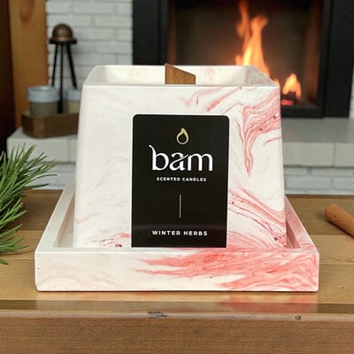 BAM Winter Herbs Geurkaars met Houten Wiek – Rood Gemarmerd Vierkant Potje met Schaal – Vegan Geurkaars van Natuurlijke Zonnebloemwas – 30 Branduren