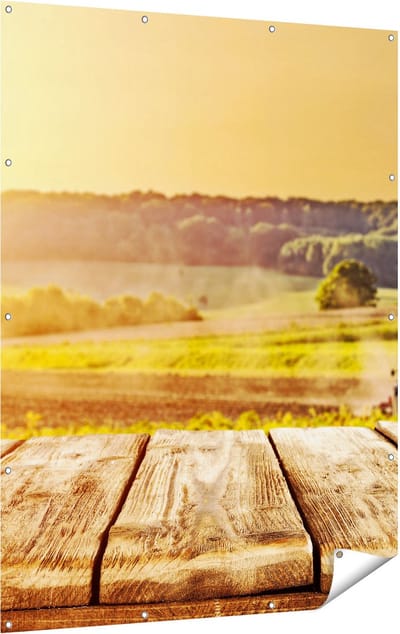 Gards Tuinposter Tractor in het Veld met Houten Planken - 120x160 cm - Tuindoek - Tuindecoratie - Wanddecoratie buiten - Tuinschilderij