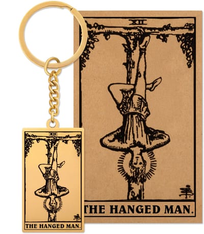 Tarot Sleutelanger XII: De Gehangene / The Hanged Man - Op Cadeau Kaartje - Goudkleurig Stainless Steel - Grote Arcana uit Rider-Waite Geïnspireerd - Pax Amare