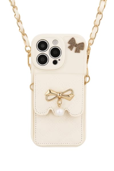 Luxe telefoonhoesje wit met koord geschikt voor iPhone 11 – hoesje crème met goudkleurige strik en pareldetail schouderketting – quilted design – voor vrouwen – met opbergvakje en pasjeshouder