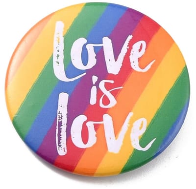 Pin button ''love is love'' met kaartje in cadeau zakje, gay pride, LGBTQ, gender, statement, uitdeelcadeau, geluksbrenger, cadeautje, broche, kledingspeld, button