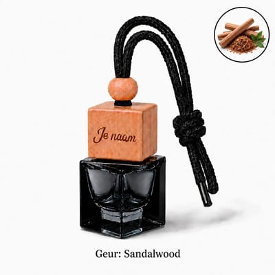 Autoparfum (met eigen naam) - Sandalwood - Huisparfum - Laser gegraveerd - Hanger met koord - 8 ml inhoud