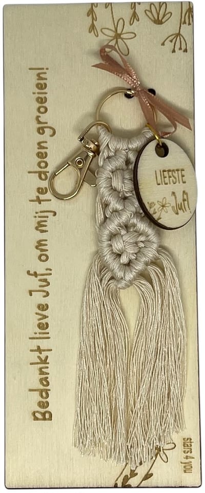 Sleutelhanger en kaartje liefste Juf | beige | macrame | liefste juf | einde schooljaar | kleine attentie | de liefste ben jij | topper | cadeau