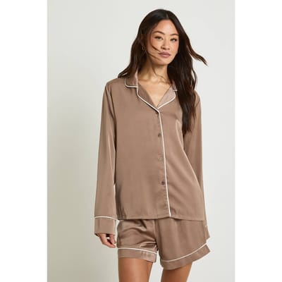 boohoo Dames Tall Satijnen Pyjama Set met Paspeldetail - Lange Mouwen Shirt & Shorts | Mocha | Maat: 16