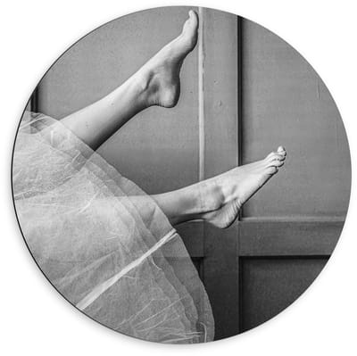 Dibond Wandcirkel - Ballerina Voetjes ( Zwart Wit) - 60x60cm Foto op Aluminium Wandcirkel (met ophangsysteem)