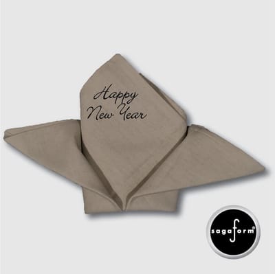 Sagaform linnen tafellaken met servetten, beige bedrukt  met HAPPY NEW YEAR