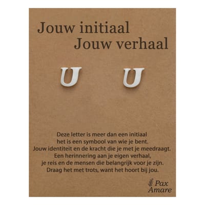 Letter U Oorbellen op Cadeau Kaartje - Jouw initiaal, jouw verhaal - Zilverkleurig Stainless Steel - 7mm Initiaal Oorknopjes- Pax Amare