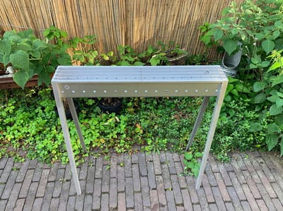 Spiedini Saté-bbq Bali 80 - Smalle houtskoolbarbecue met horizontaal rooster voor sate of andere spiesjes - 80 cm lang (let op: 11 cm smal) - Materiaal: gealuminiseerd ijzer