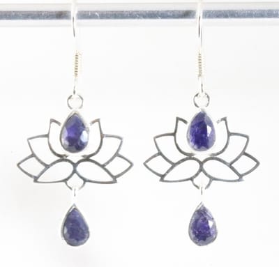 Zilveren lotus oorbellen met blauwe saffier