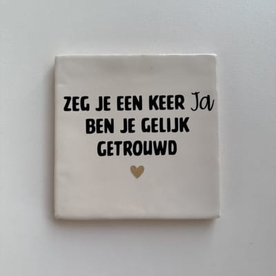 Zeg je een keer JA ben je gelijk getrouwd (Wit tegeltje) - Spreuktegel - Tegeltje met tekst - Tegeltje met Spreuk - Cadeautje - Origineel cadeau