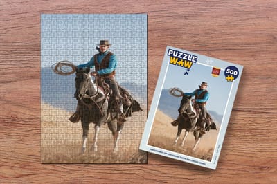 Puzzel Een cowboy op een paard tegen een grijze hemel - Legpuzzel - Puzzel 500 stukjes