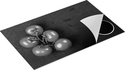 Chefcare Inductie Beschermer Tros Tomaten op Zwarte Marmer - Zwart Wit - 85x52 cm - Afdekplaat Inductie - Kookplaat Beschermer - Inductie Mat