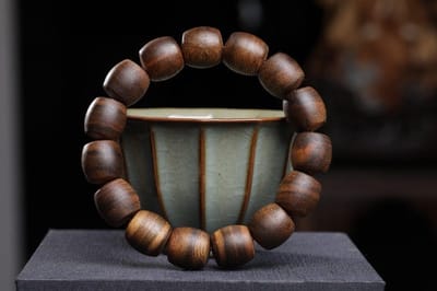 Agarwood Gebedskralen - Boeddhistische Armband - Spirituele Praktijk - Natuurlijke Bloemengeur - 14mm 15 Kralen - Rood