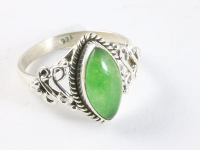 Fijne bewerkte zilveren ring met jade - maat 16