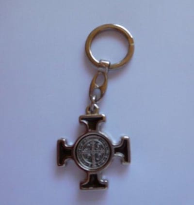 Sleutelhanger Benedictus kruis bruin