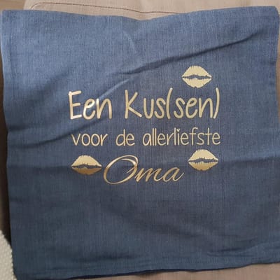 Kussenhoes met tekst cadeau | een kussen voor de allerliefste oma | opdruk goud | 40x40cm | oma's plekkie aankondiging bekendmaking zwangerschap cadeau voor de liefste aanstaande je wordt