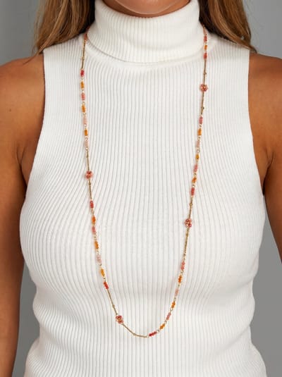 Lundholm Dahlia Lange Ketting Dames Roze Oranje – Premium Stainless Steel – Lange Bloemen Ketting met Kralen – 95 + 5 cm Verstelbaar – Goudkleurige Ketting met Oranje Kleuraccenten – Zomer Sieraden – Scandinavisch Design