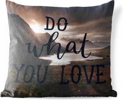 Buitenkussens - Tuin - Quote 'Do what you love' in de Scandinavische stijl met een achtergrond met bergen - 50x50 cm