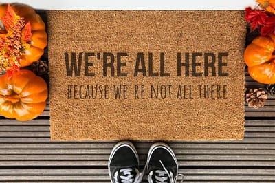 We Are All Here Because We Are Not All There | 60x40 cm | Nieuwe huis cadeau | Ingangsmat | Deurmat met stijl | Verhuizing cadeau | Praktisch & trendy | Perfect voor binnenkomst | Cadeau voor nieuwe woning