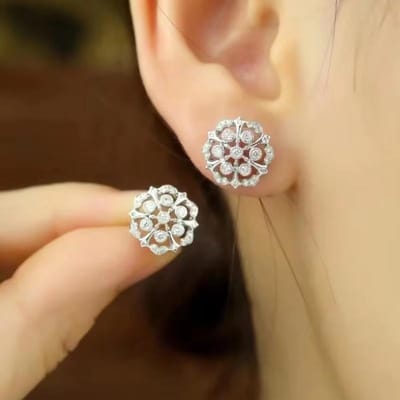Huitan Boucles d'oreilles à clous Fleur Brillante Zircone Cubique pour Femmes Esthétique Délicat Bijoux de Fête de Mariage Accessoires de Piercing de Luxe brown