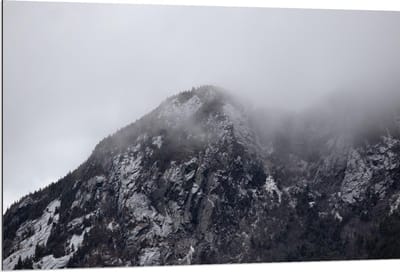 Dibond - Berg met Mist (zwart/wit) - 120x80cm Foto op Aluminium (Met Ophangsysteem)
