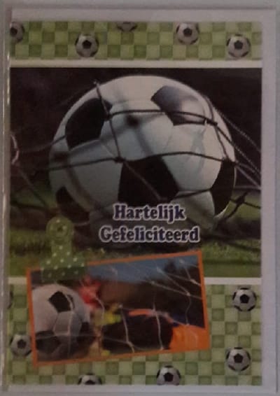 Doelpunt! Van harte gefeliciteerd met je verjaardag! Voor de echte voetballiefhebbers is dit de juiste kaart om te ontvangen. Een dubbele wenskaart inclusief envelop en in folie verpakt.