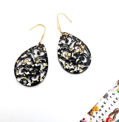 Jeannette-Creatief® - Resin - Oorbellen Resin Druppel Barok Black Golden Flakes - Zwarte Oorbellen - Oorbellen Goudkleur - Dames Oorbellen - Druppel Oorbellen - Oorhangers - Feest – Party