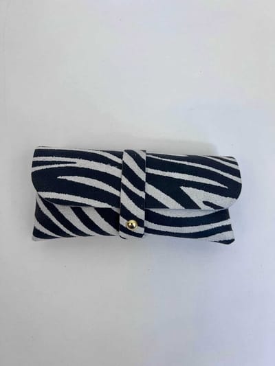 Zonnebrilhoes Zebra print Mat - Echt suède leer 100% - 16 x 8 cm - Accessoire - Zonnebril - Modern - Hip - Trendy - Trendsetter Wauw - Fashion Trending Handig Gadget - Sunglasses Wallet - Zon - Lente Zomer - Accessoires - Dames - Kinderen - Vrouw