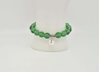 Handgemaakte natuursteen armband met hanger "Letters in cirkel" " Groene kwartz" -8 mm diameter van de korrel- Diameter armband 20 cm - Kies je favoriete letters- Een mooi cadeau voor familie en vrienden