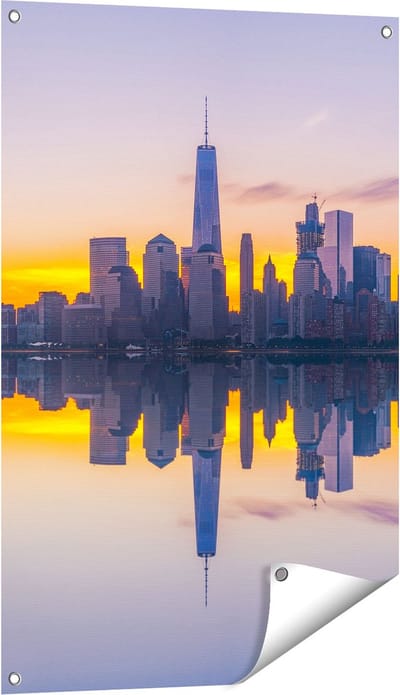 Gards Tuinposter New York Skyline bij Zonsopgang - 60x90 cm - Tuindoek - Tuindecoratie - Wanddecoratie buiten - Tuinschilderij