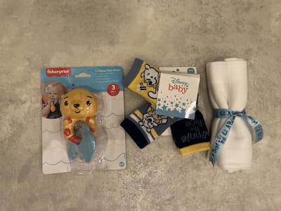 Maminobaby.nl | Baby geschenkset | Winnie the pooh 3-delige sokjes | Fisher price bijtring | Hydrofiele doek | Kraamcadeau | Babyshower