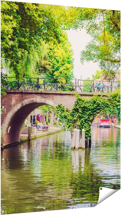 Gards Tuinposter Dichtbegroeide Brug op de Oudegracht in Utrecht - 120x180 cm - Tuindoek - Tuindecoratie - Wanddecoratie buiten - Tuinschilderij