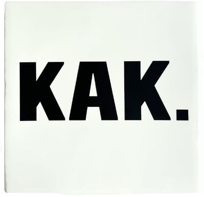 Snoes Spreuktegel – KAK. – Wit met Zwart – Inclusief Gratis Plakhaakje – Handgemaakt Keramiek – 10x10 cm – Grappig Cadeau – Humor – Wanddecoratie Toilet & Kantoor