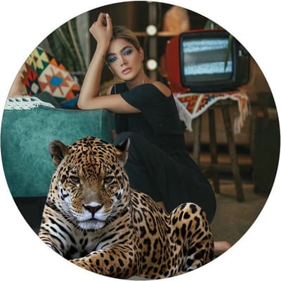 Frame Glass 50 cm Lady with Leopard 50 cm diameter - glasschilderij - glaskader - wanddecoratie - muurdecoratie - wand - interieur - decoratie - figuur - cadeau - geschenk - verjaardag - nieuwjaar - kerst