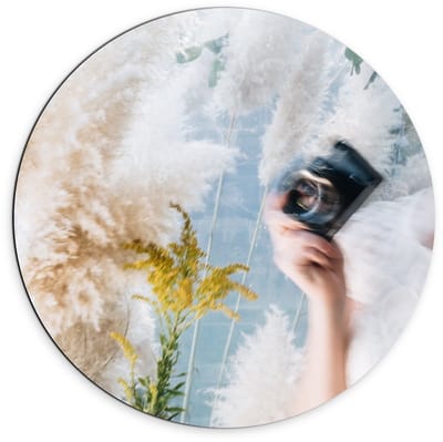 Dibond Wandcirkel - Schildering van Vrouw met Camera en Planten  - 70x70cm Foto op Aluminium Wandcirkel (met ophangsysteem)