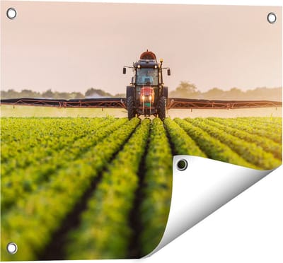 Gards Tuinposter Rode Tractor op het Veld aan het Sproeien - 50x40 cm - Tuindoek - Tuindecoratie - Wanddecoratie buiten - Tuinschilderij