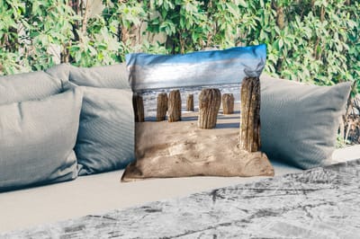 Sierkussen Buiten - Zand - Strand - Paal - Water - Zomer - 60x60 cm - Weerbestendig