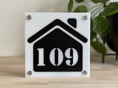 Huisnummerbord | Huisnummer | Huis | Opaalwit | 20x20cm | RVS afstandhouders
