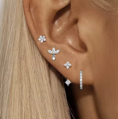 Maevi® Oorbellen Set 4 Stuks - Kleur: Zilver - Roestvrij Staal / RVS (Stainless Steel) - Hoge Kwaliteit - Oorbellen Set - Meerdere Oorbelgaatjes - Oorbellen / Earrings - Oor Versiering - Luxe - Zilveren Oorbellen - Meerdere Gaatjes - Verkleurt Niet