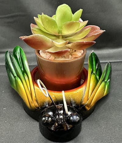 Metalen planten / kaarsen houder "vlinder" - geel + groen - hoogte 4 x 6.5 x dia 9.5 cm - Woonaccessoires - Tuinaccessoires - Tuindecoraties