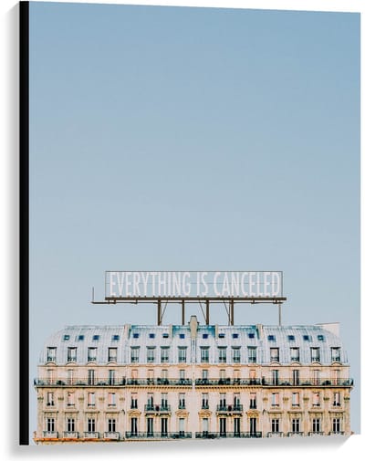 Canvas  - ''Everything is Cancelled'' op Gebouw - 75x100cm Foto op Canvas Schilderij (Wanddecoratie op Canvas)